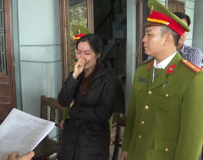 Đối tượng Nguyễn Thị Thanh Hải khóc lóc khi bị cơ quan công an bắt giữ.