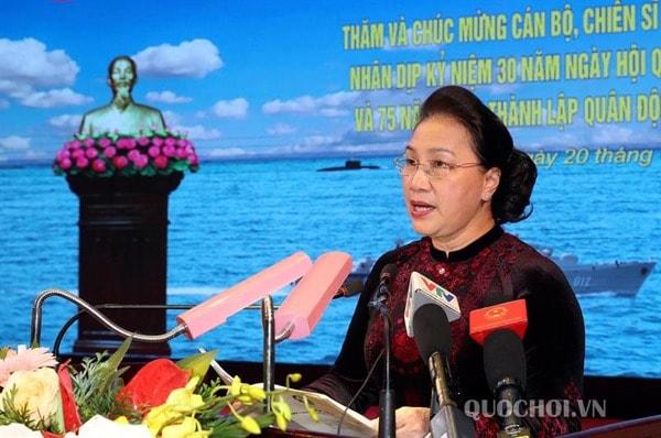 Chủ tịch Quốc hội Nguyễn Thị Kim Ngân phát biểu tại Bộ Tư lệnh Quân chủng Hải quân. Ảnh: quochoi