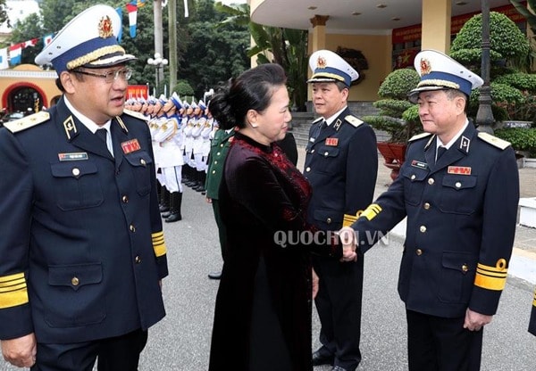 Cán bộ, chiến sỹ Quân chủng Hải quân chào đón Chủ tịch Quốc hội Nguyễn Thị Kim Ngân và Đoàn công tác của Quốc hội. Ảnh: quochoi.vn