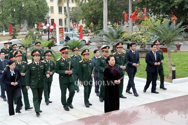 Chủ tịch Quốc hội Nguyễn Thị Kim Ngân và Đoàn công tác dâng hương tại Tượng đài Bác Hồ. Ảnh: quochoi.vn