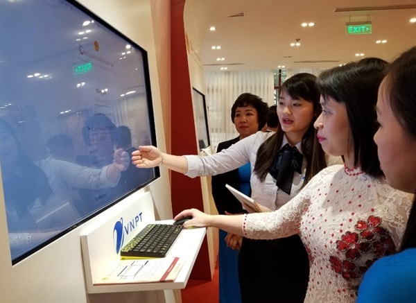 Người dân trải nghiệm các dịch vụ tại Cổng dịch vụ công quốc gia trong ngày lễ khai trương. Ảnh: VNE