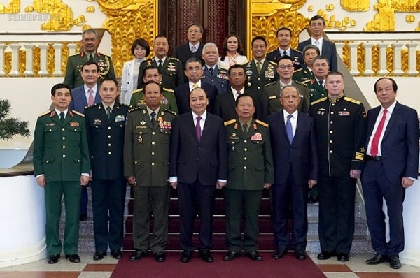 Thủ tướng Nguyễn Xuân Phúc với lãnh đạo Bộ Quốc phòng quân đội các nước ASEAN, Liên bang Nga và Trung Quốc. Ảnh: VGP