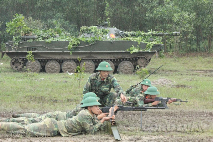 Diễn tập địch đổ bộ đường không.