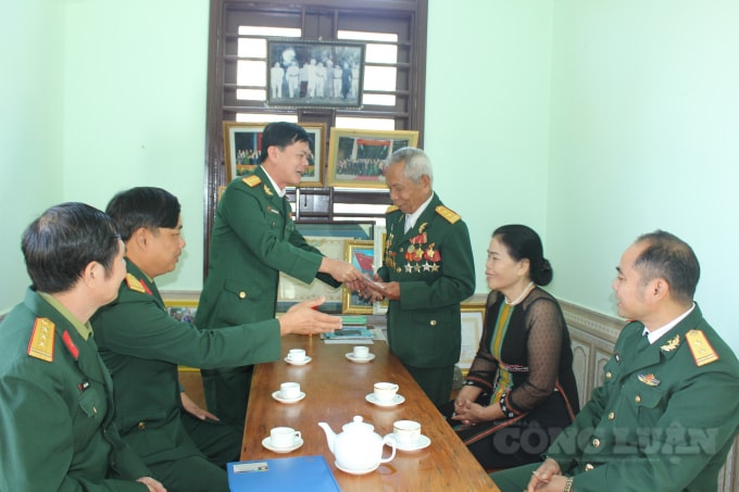 Bộ CHQS tỉnh tặng quà cho các gia đình chính sách.