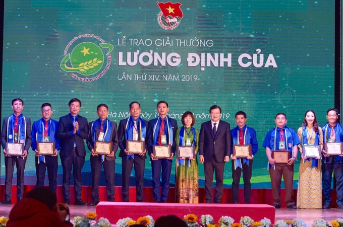 34 nhà nông trẻ xuất sắc được trao Giải thưởng Lương Định Của năm 2019 là các bạn trẻ dưới 35 tuổi, có mô hình phát triển kinh tế với doanh thu hàng tỷ đồng. Ảnh: VGP