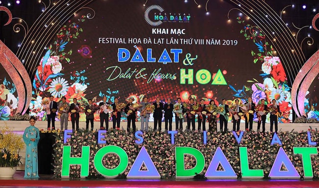 Phó Thủ tướng Thường trực Chính phủ Trương Hòa Bình và Bí thư Tỉnh ủy Lâm Đồng Nguyễn Xuân Tiến tặng hoa cho các nhà tài trợ.