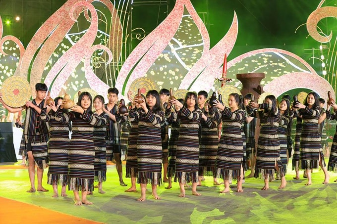 Nhiều tiết mục biểu diễn mang đậm nét văn hóa đặc sắc của địa phương. Ảnh: baolamdong.vn