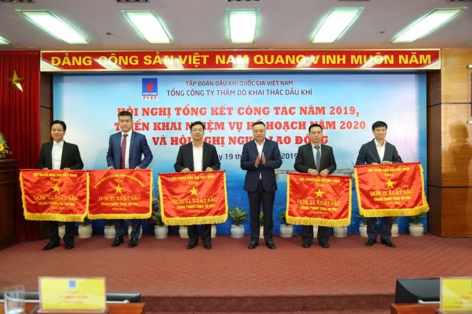 Chủ tịch HĐTV PVN Trần Sỹ Thanh trao Cờ thi đua cho các tập thể và cá nhân
