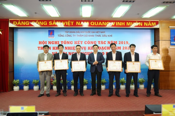 Tổng Giám đốc PVN Lê Mạnh Hùng trao Bằng khen cho các tập thể và các nhân