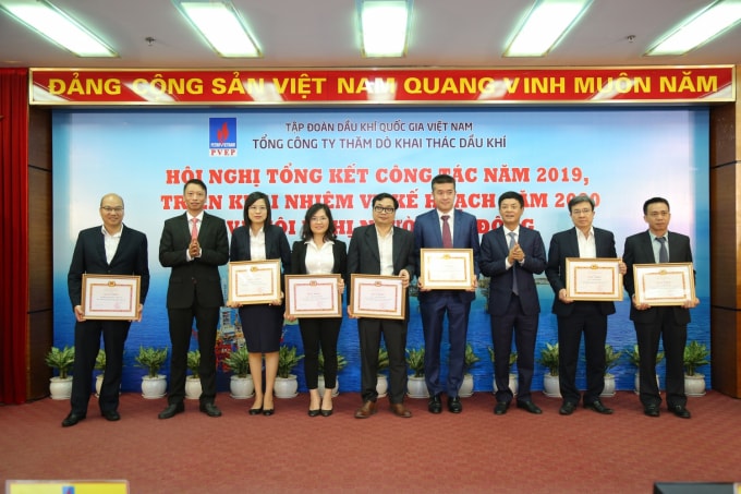 Chủ tịch HĐTV PVEP Trần Hồng Nam và TGĐ Trần Quốc Việt tặng bằng khen cho các tập thể và cá nhân