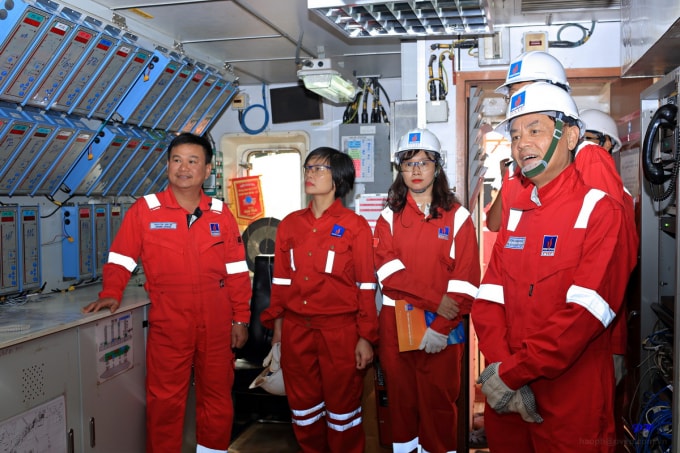 Tổng Giám đốc PVEP Trần Quốc Việt thị sát tình hình hoạt động tại Giàn Đại Hùng 01