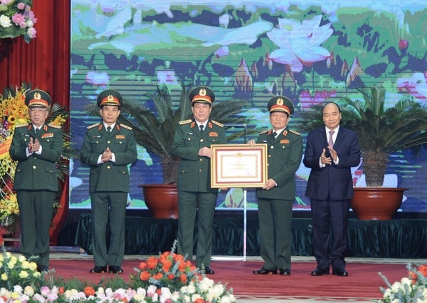 Thay mặt lãnh đạo Đảng, Nhà nước, Thủ tướng Nguyễn Xuân Phúc trao Huân chương Quân công hạng Nhất cho Bộ Quốc phòng. Ảnh: VGP