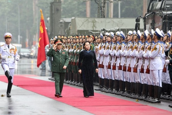 Chủ tịch Quốc hội Nguyễn Thị Kim Ngân duyệt đội danh dự Quân đội nhân dân Việt Nam. Ảnh: TTXVN
