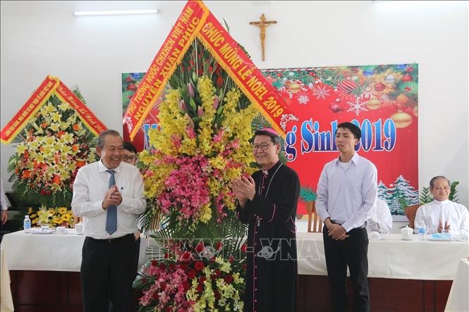 Phó Thủ tướng Thường trực Trương Hòa Bình thăm, chúc mừng Giáng sinh tại Tiền Giang. Ảnh: TTXVN