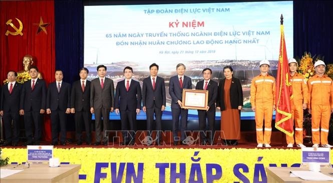 Phó Chủ tịch Thường trực Quốc hội Tòng Thị Phóng đã trao Huân chương Lao động hạng Nhất lần thứ 3 cho Tập đoàn Điện lực Việt Nam. Ảnh: TTXVN
