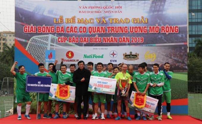 Ông Nguyễn Hạnh Phúc - Tổng Thư ký Quốc hội trao chức vô địch và giải thưởng cho đội bóng của Bộ Tài nguyên và Môi trường. Ảnh: Vũ Đạt