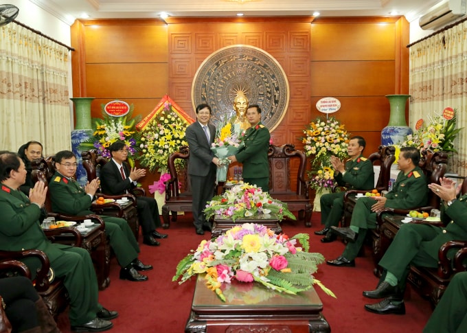 Đồng chí Hồ Quang Lợi, Phó Chủ tịch Thường trực Hội Nhà báo Việt Nam tặng hoa và chúc mừng cán bộ, chiến sỹ Sư đoàn 312. Ảnh: Sơn Hải