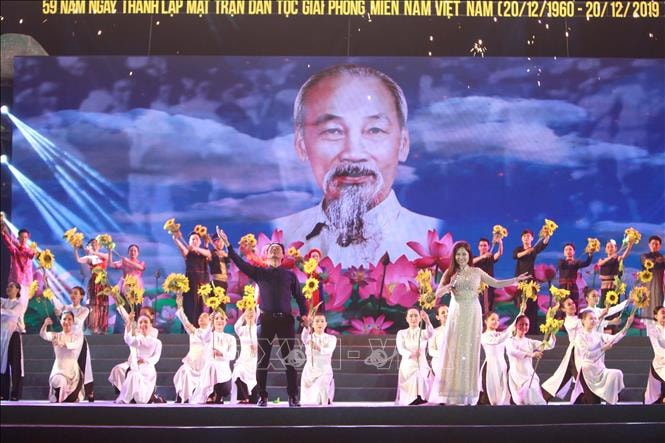 Tiết mục “Ca ngợi Hồ Chủ Tịch” trong chương trình nghệ thuật. Ảnh: TTXVN