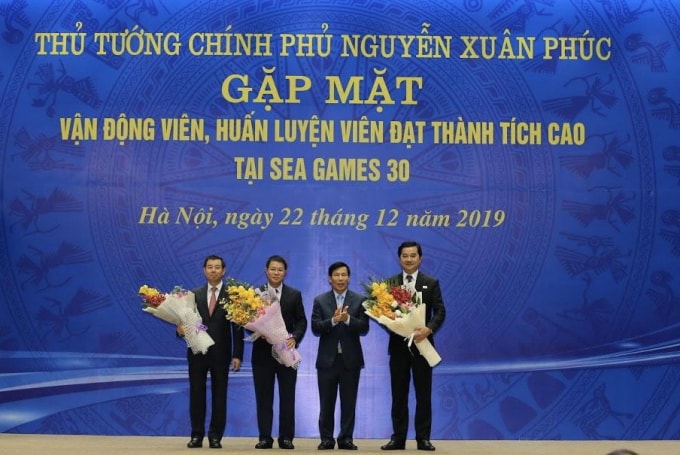 Ông Nguyễn Trường Giang - Phó TGĐ VinaPhone lên nhận hoa cảm ơn.
