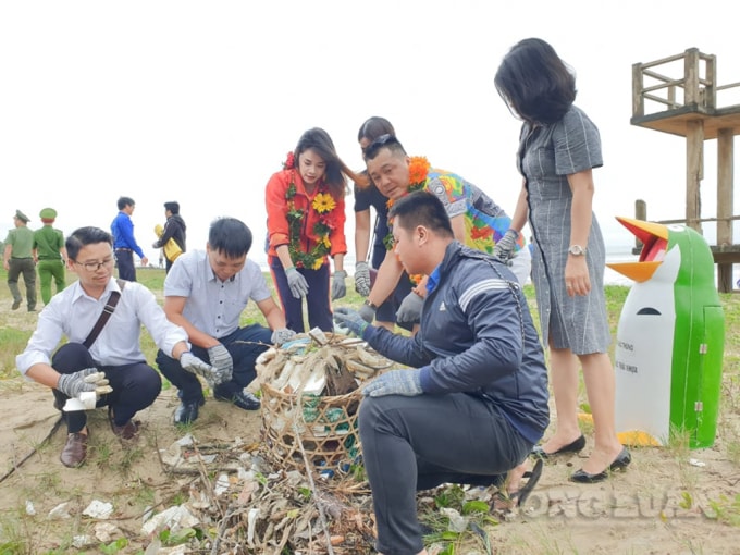 Nữ hoàng điền kinh Nguyễn Thị Thanh Phúc và diễn viên Lý Hùng cùng các bạn trẻ tham gia nhặt rác.