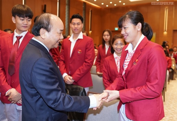 Thủ tướng Nguyễn Xuân Phúc gặp gỡ các vận động viên. Ảnh: VGP