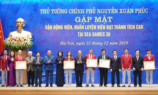 Thủ tướng trao Huân chương Lao động hạng Nhất, Nhì cho các cá nhân, tập thể đạt thành tích xuất sắc. Ảnh: VGP