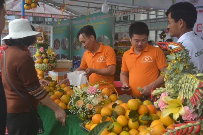 Các gian hàng thu hút đông các vị khách tham quan và mua bán