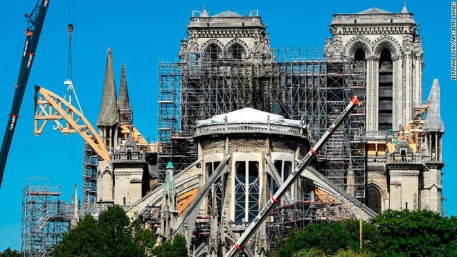 Nhà thờ Đức Bà Paris trong quá trình xây dựng lại hồi tháng 7. Ảnh: AFP.