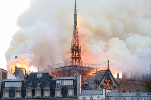 Khói cuộn lên trong đám cháy nhà thờ Đức Bà Paris tối 15/4. Ảnh: Independent.