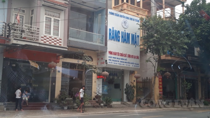 Phòng khám chuyên khoa răng hàm mặt Bác sỹ Thắng (9 Phú Hà, Phong Châu) không có số giấy phép kinh doanh trên biển quảng cáo.