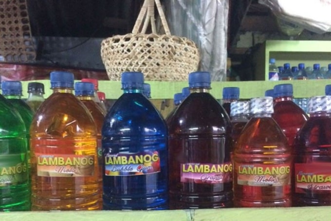Hình ảnh các trai rượu dừa lambanog được bán tràn lan tại Philippines. Ảnh: PS