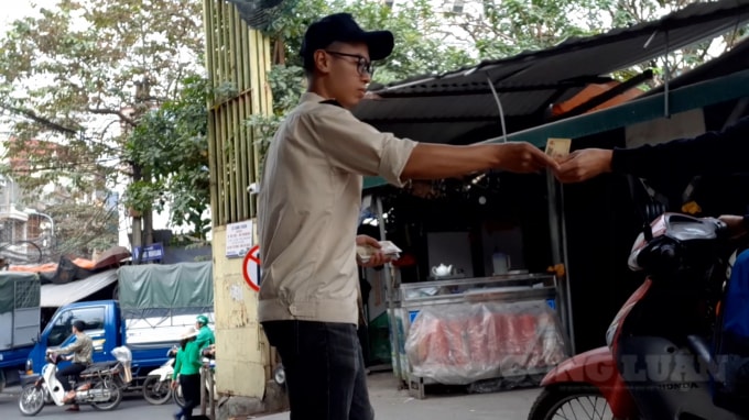 Tại chợ đồng xuân cũng thu 10.000/lượt gửi xe máy. Ảnh Hà Long.