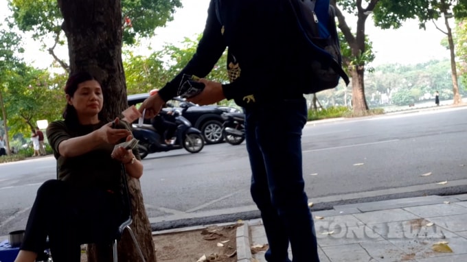 Bãi trông giữ xe phía trước tòa nhà Vinaphone thu 10.000/lượt gửi xe. Ảnh Hà Long.