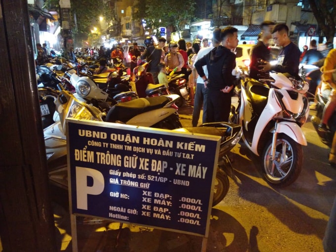 Nhiều điểm trông giữ xe máy, xe đạp tại khu vực quận Hoàn Kiếm thu phí gấp nhiều lần quy định.