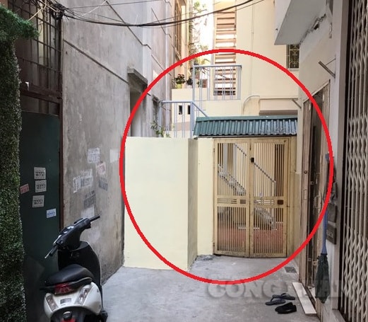 Sau cánh cổng này là công trình xây dựng kiên cố trên phần sân chung của gia đình bà Yên (số nhà 1 ngõ 12B) Lý Nam Đế.