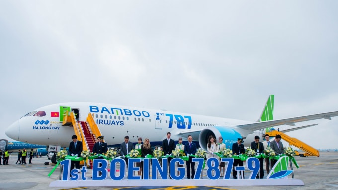 Đại diện Bamboo Airways, Boeing cắt băng chào mừng Bamboo Airways trở thành Hãng hàng không tư nhân đầu tiên tại Việt Nam khai thác máy bay thân rộng.