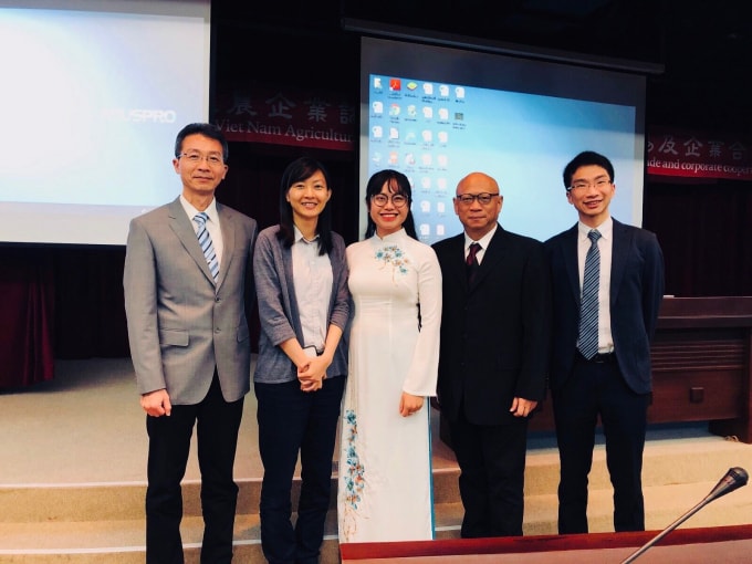 Đại diện SCB, bà Nguyễn Thị Ngọc Hương – Phó Giám đốc Khối Doanh Nghiệp (áo dài), trình bày những vướng mắc, hạn chế của tài chính cho nông nghiệp tại Việt Nam.