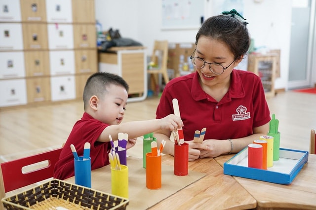 Trẻ đóng vai trò chính trong mỗi hoạt động và giáo viên là người hỗ trợ, hướng dẫn