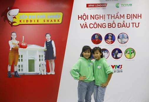 Hai chị em sinh đôi Nguyễn Danh Hương Lâm - Nguyễn Hữu Khuê Lâm vui mừng khi được Hội đồng thẩm định quyết định đầu tư cho Dự án “Hồ bơi di động Lâm Lâm”.