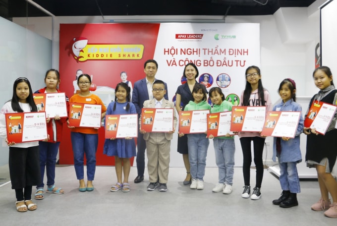 Các “Sếp nhí” được Apax Leaders dành tặng bộ “giải mã gene” đến từ Genetica.