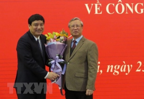 Ông Trần Quốc Vượng, Ủy viên Bộ Chính trị, Thường trực Ban Bí thư Trung ương Đảng tặng hoa chúc mừng ông Nguyễn Đắc Vinh. Ảnh: TTXVN