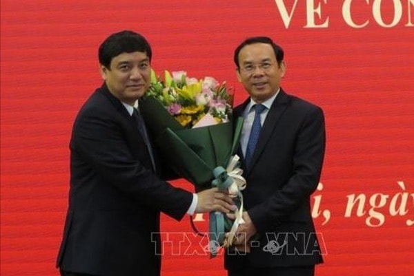 Chánh Văn phòng Trung ương Đảng Nguyễn Văn Nên chúc mừng ông Nguyễn Đắc Vinh. Ảnh: TTXVN