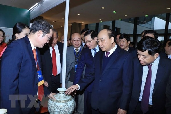 Thủ tướng Nguyễn Xuân Phúc thăm khu vực trưng bày sản phẩm của các doanh nghiệp tại hội nghị. Ảnh: TTXVN