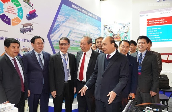 Thủ tướng trao đổi với các đại biểu bên lề Hội nghị. Ảnh: VGP