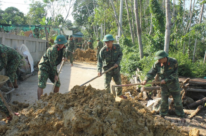 Gia cố hệ thống đường làng ngõ xóm.