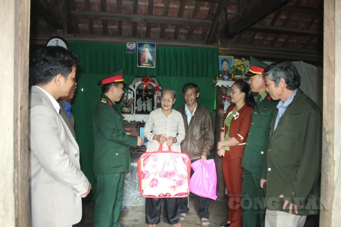 Thăm hỏi tặng quà cho các gia đình giáo dân.