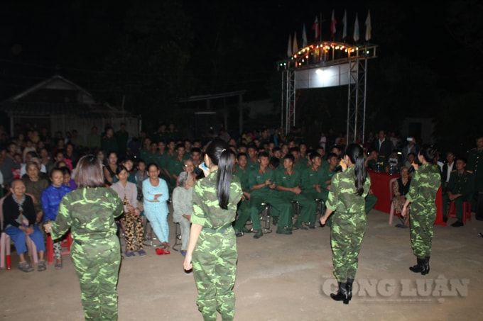 Giao lưu văn hóa, văn nghệ với nhân dân.