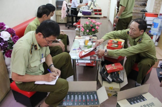 Cơ quan chức năng kiểm tra một cơ sở kinh doanh thực phẩm chức năng trên địa bàn Hà Nội. Ảnh: HNM