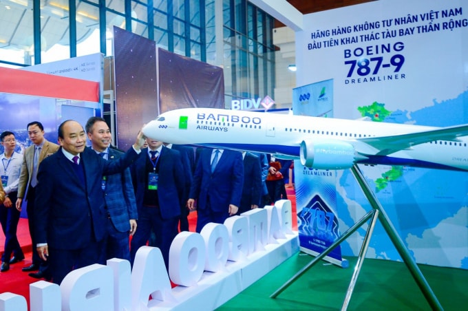 Thủ tướng Chính phủ Nguyễn Xuân Phúc chúc mừng Bamboo Airways vừa đón máy bay thân rộng Boeing 787-9 Dreamliner đầu tiên