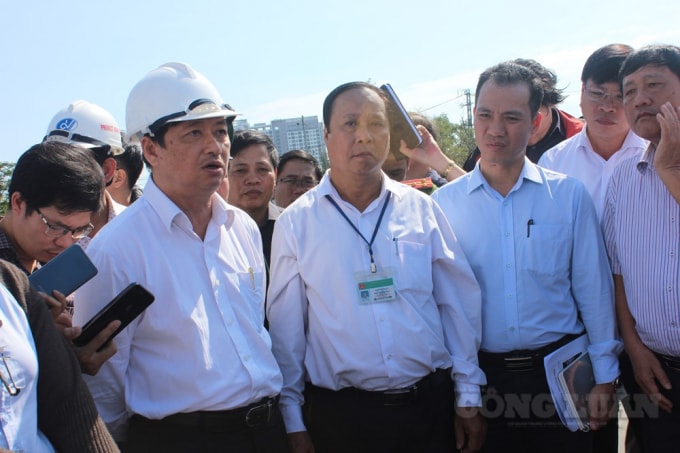 Ông Đặng Việt Dũng (trái) dẫn đầu đoàn công tác đi kiểm tra ô nhiễm tại âu thuyền Thọ Quang.